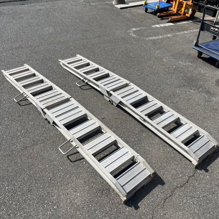 【店頭受取り限定】メーカー型式不明 折りたたみアルミブリッジ 2本組 全長約240cm 幅約30cm ラダー【岩槻店】