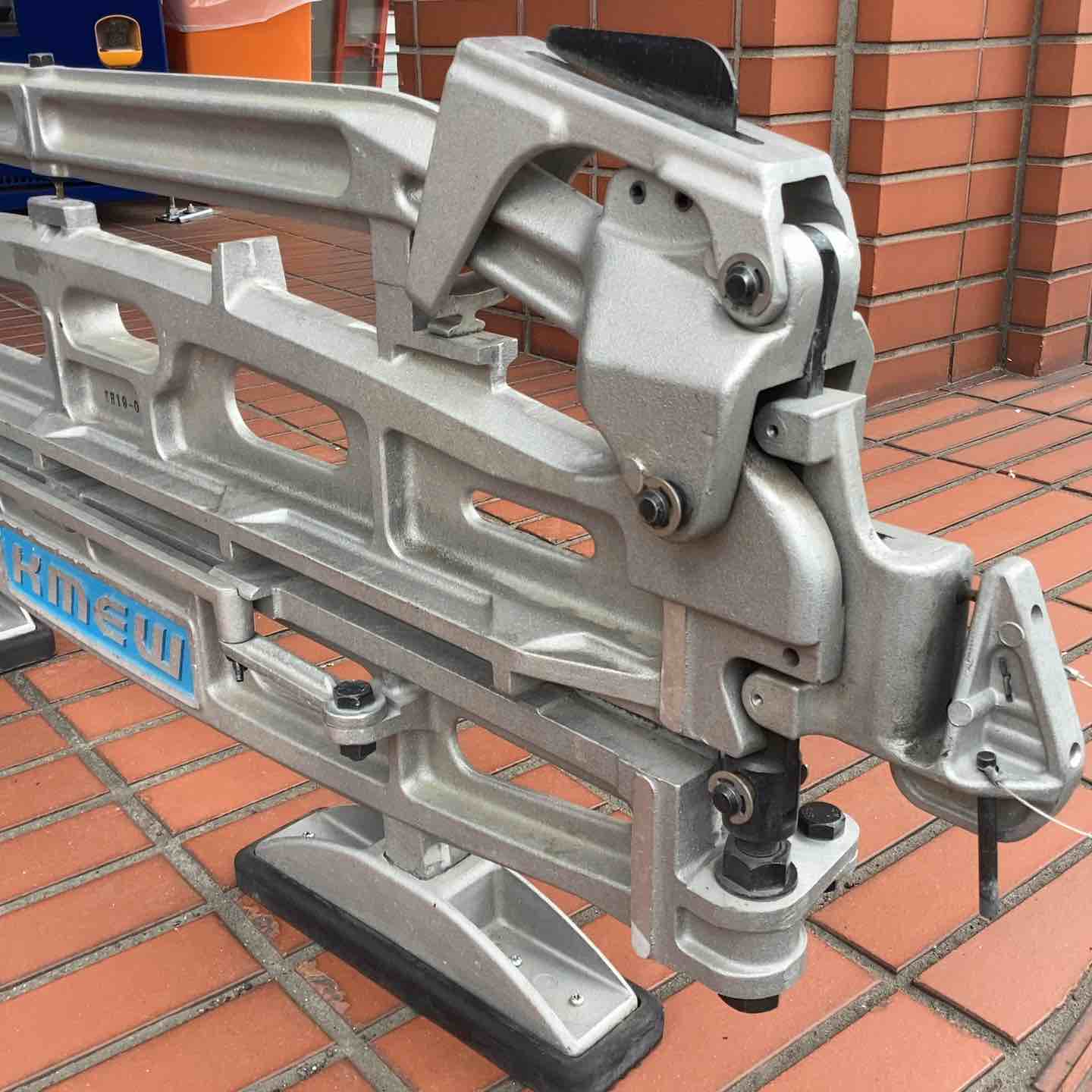 ♭【引取限定】KMEW ケイミュー シングルカッター KLKGD 屋根材専用切断工具 配送不可【熊本けやき通り店】【中古】 KMEW シングルカッター | 屋根施工道具,化粧スレート用 | 屋根材総合卸