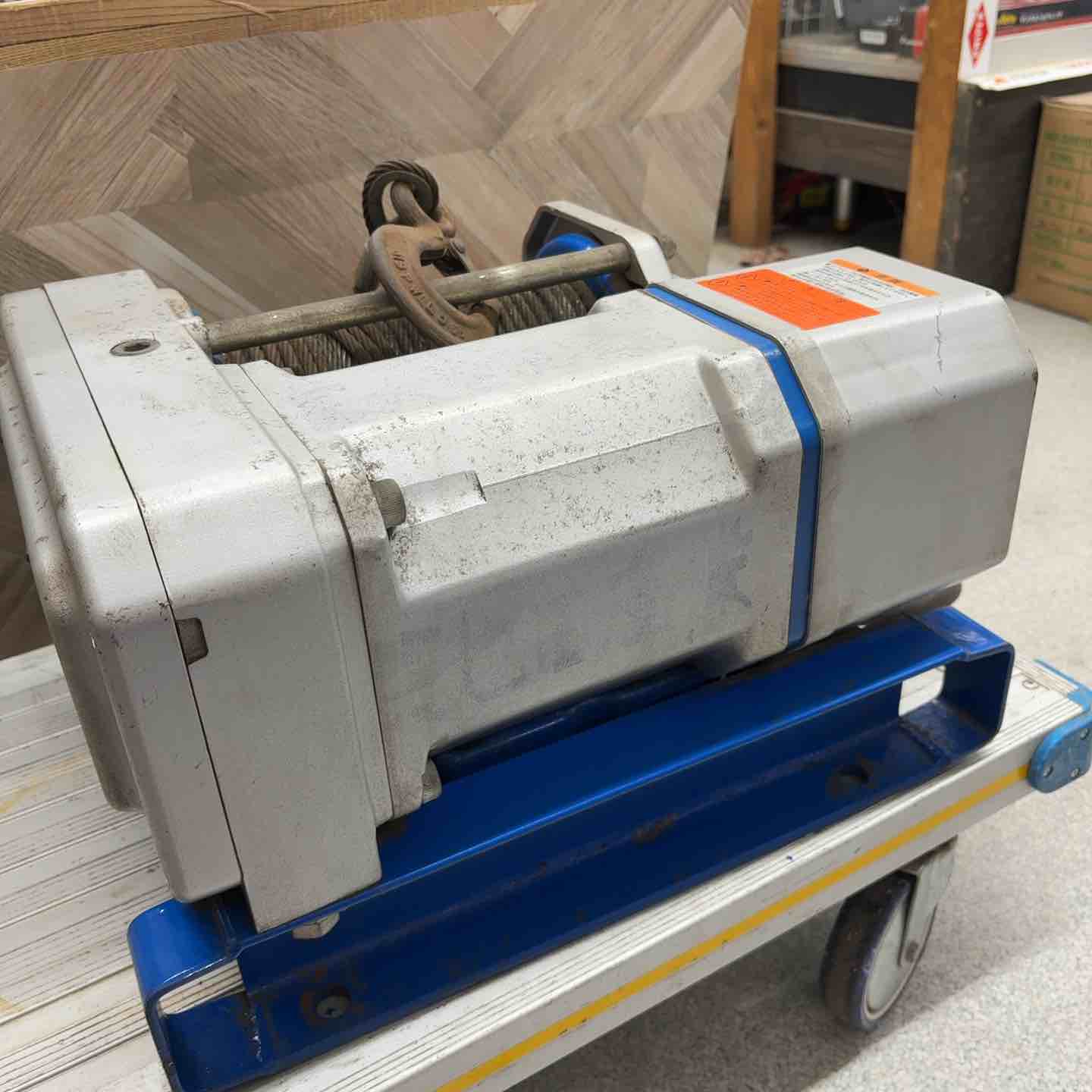 店頭受取り限定】富士シルバーウインチ SX103 100V300kg 横引【八潮店