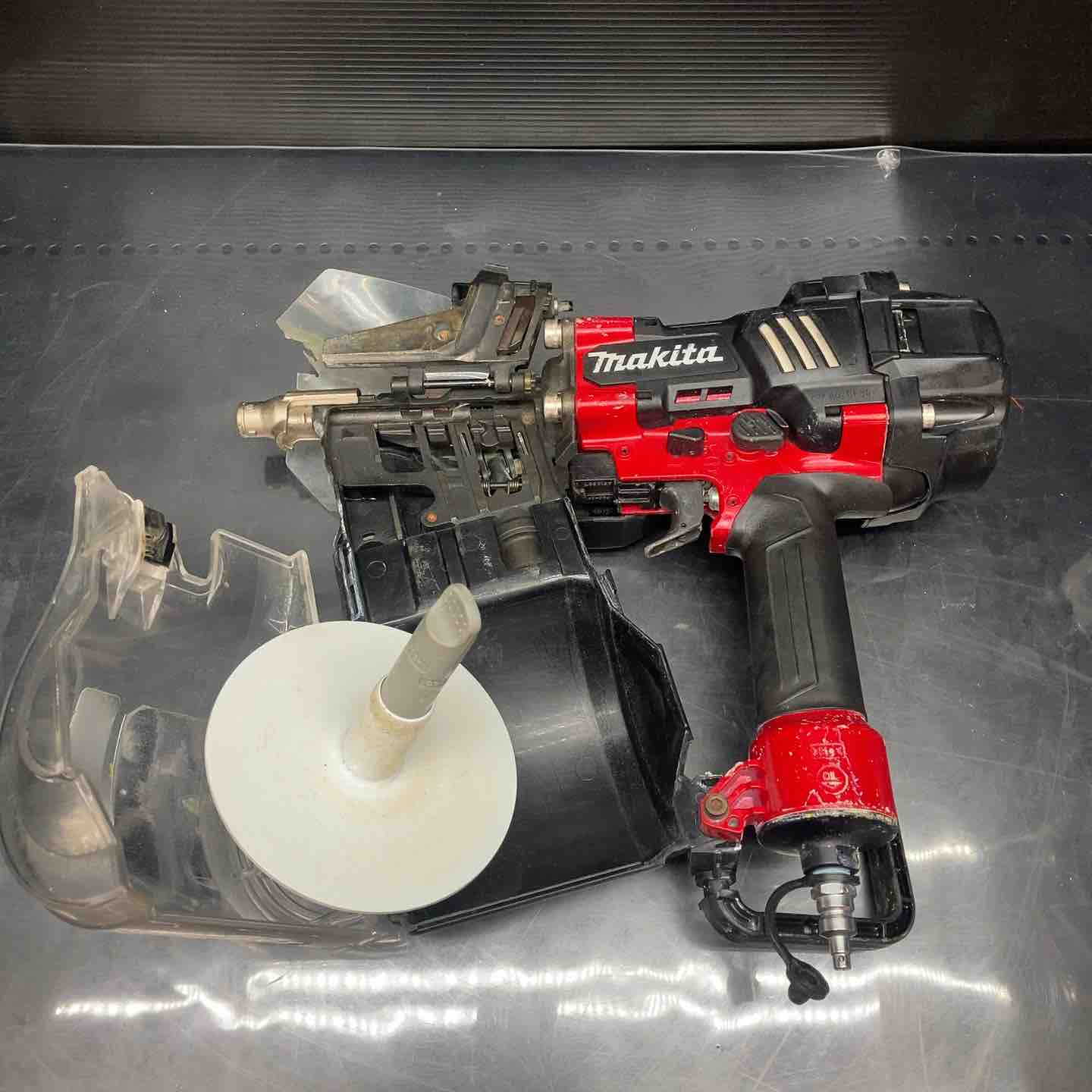 【中古】マキタ makita AN936H 高圧釘打ち機　使用釘サイズ(mm) 	長さ	ワイヤ釘 45～90 シート釘 45～75(ワイド) N釘 45～90 CN釘 50～90(90mmは相当品) マキタ 90mm高圧エア釘打 AN936H 赤〜AN936HM 青【送料無料】 - 工具