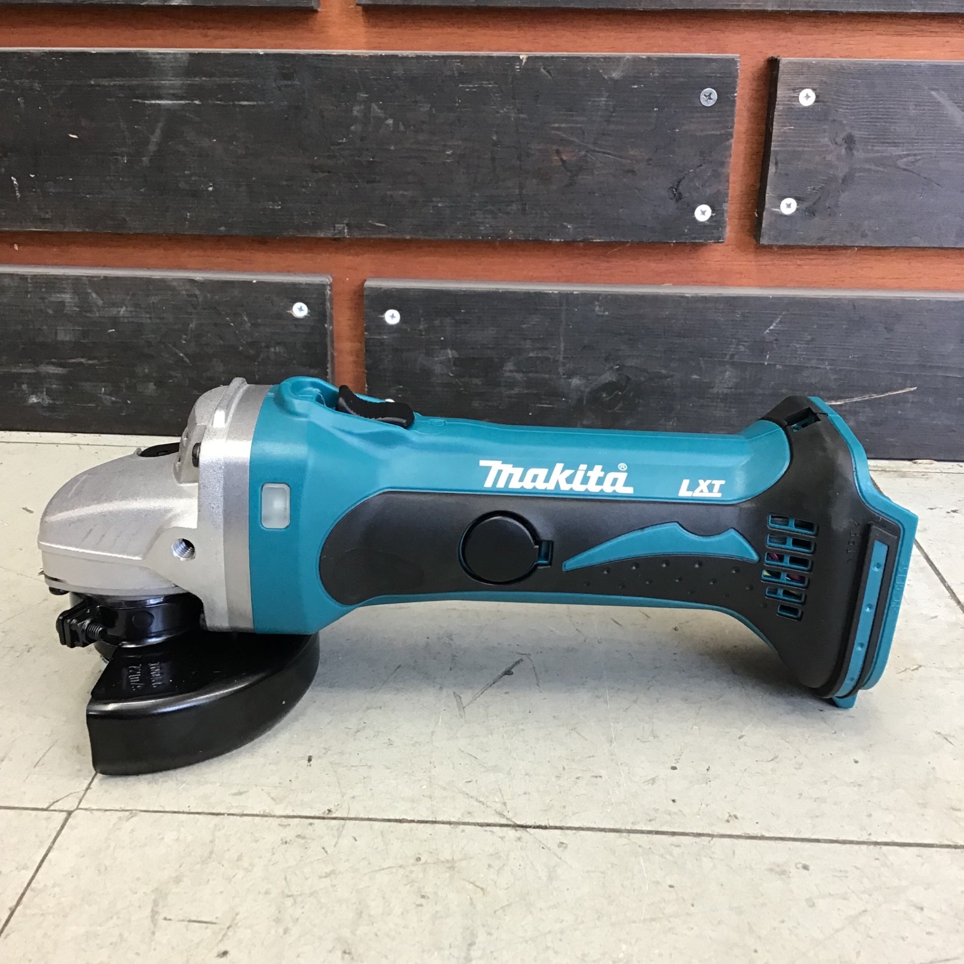 中古美品】 マキタ/makita コードレスディスクグラインダ GA402DZ