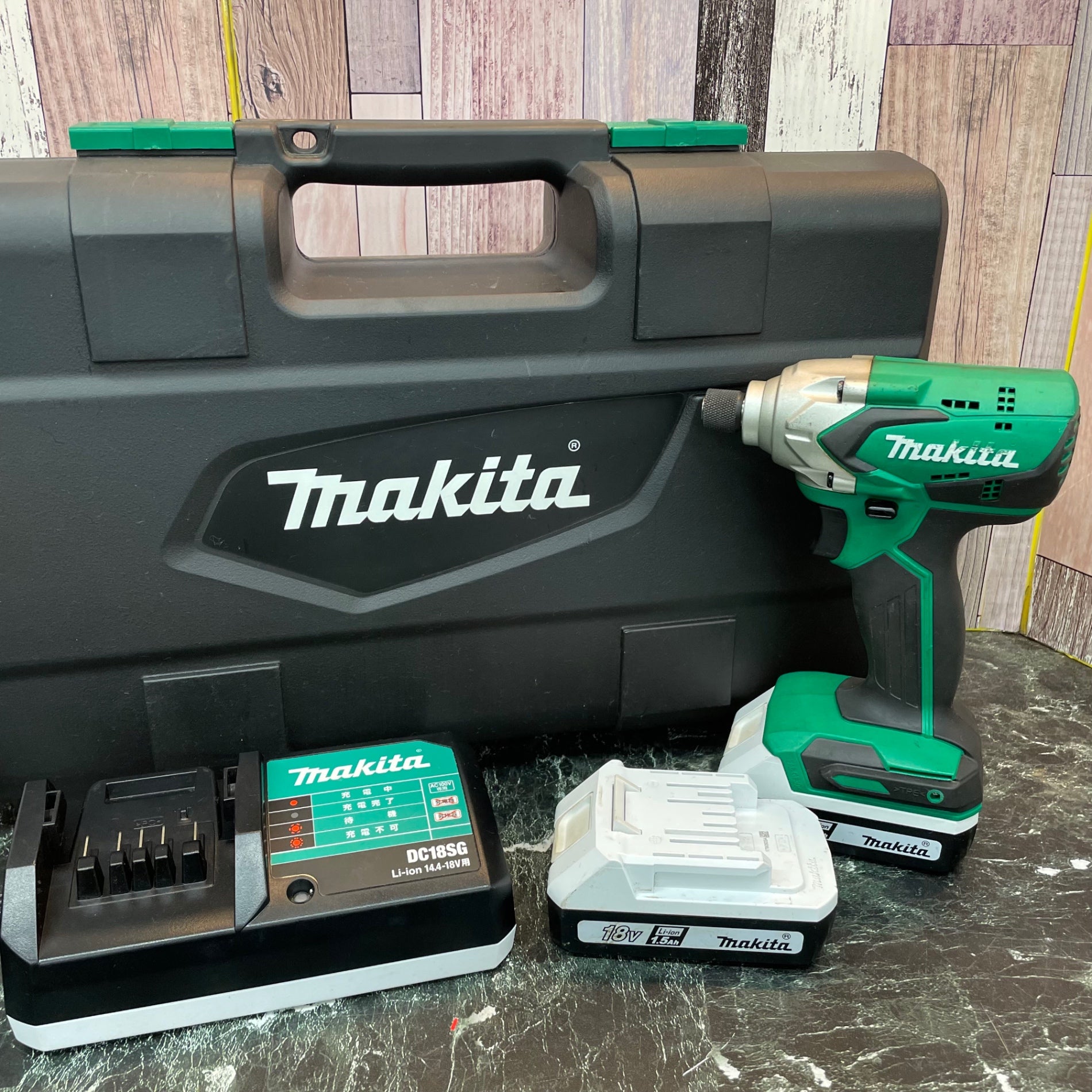 ト滝】makita マキタ 充電式 インパクトドライバ M698D 本体 充電器 ト滝】makita マキタ 充電式 インパクトドライバ M698D 本体 充電器