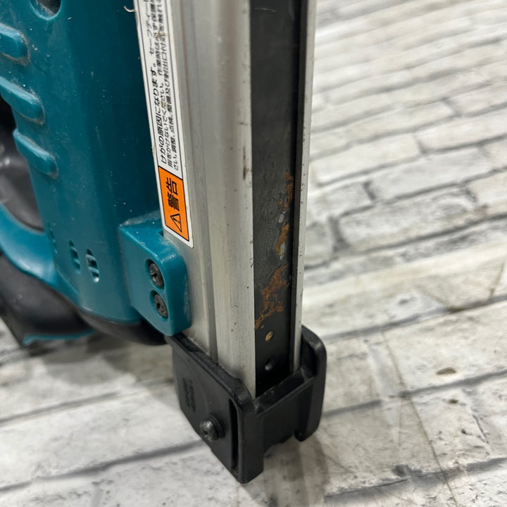 ○マキタ(makita) コードレスタッカ ST120DZK【川口店】