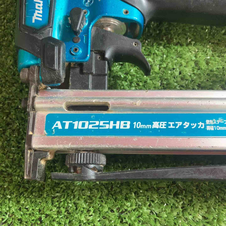 ◇マキタ(makita) 高圧エアタッカ エアダスタ付 10mm 赤 AT1025HB【川崎店】