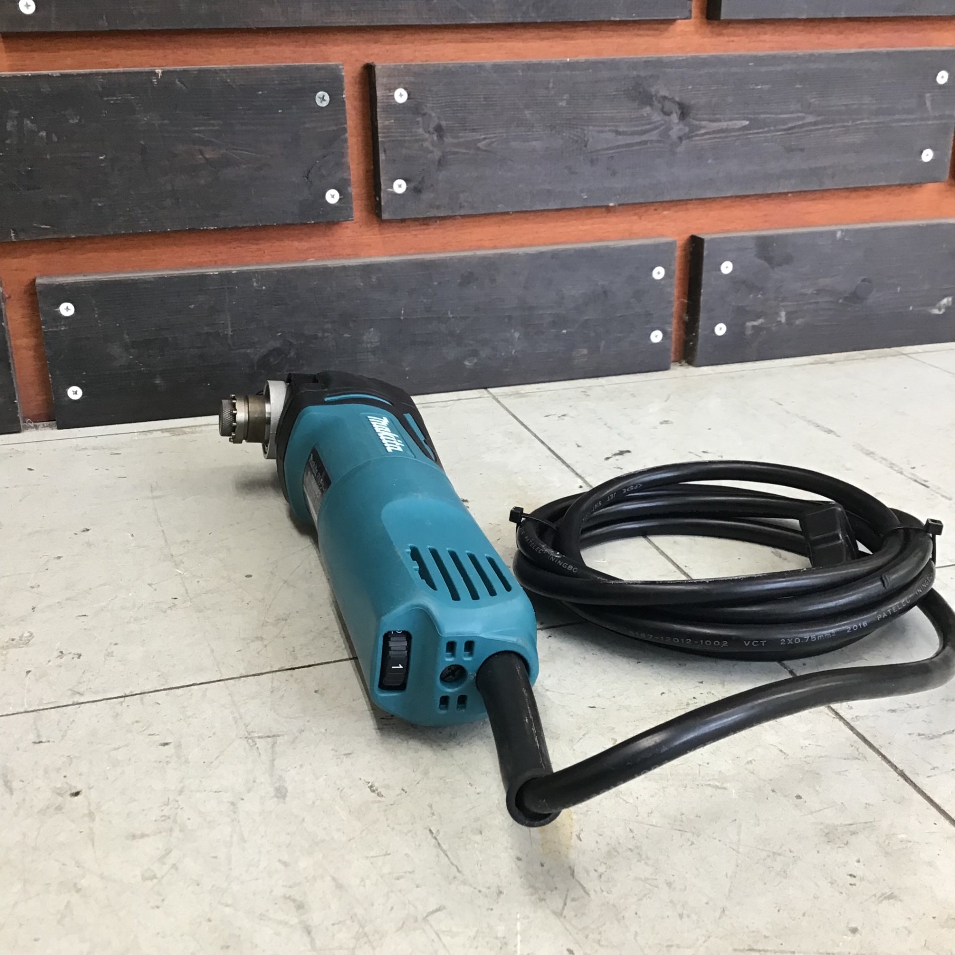 中古品 マキタ コード式マルチツール TM3010CT 電源100V 消費電力320W STARLOCK対応 : 愛知県清須市・中古 工具専門リサイクルショップ・工具楽屋（くぐらや）