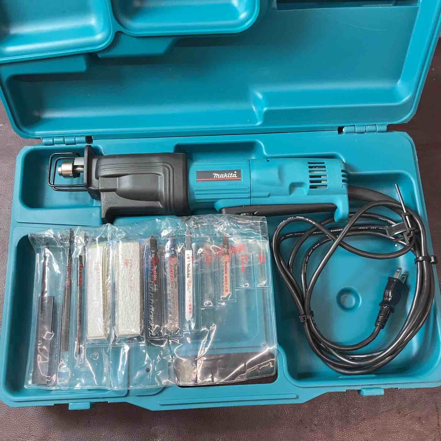 マキタ　小型レシプロソー　JR1000FTK　未使用 中古品】マキタ(makita) 小型レシプロソーJR1000FTK 刃多数付属【東大