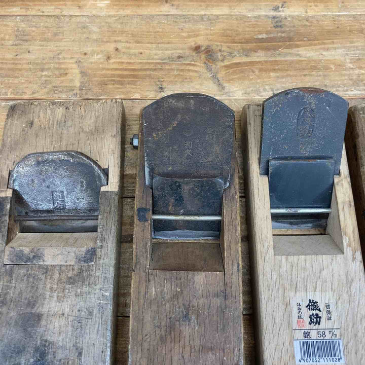 【中古品】 利休、近房、儀助、本忠正、左近、鉋5個セット 鉋 かんな カンナ 和工具 大工道具 鑿 のみ 鋸 のこ 【東大和店】