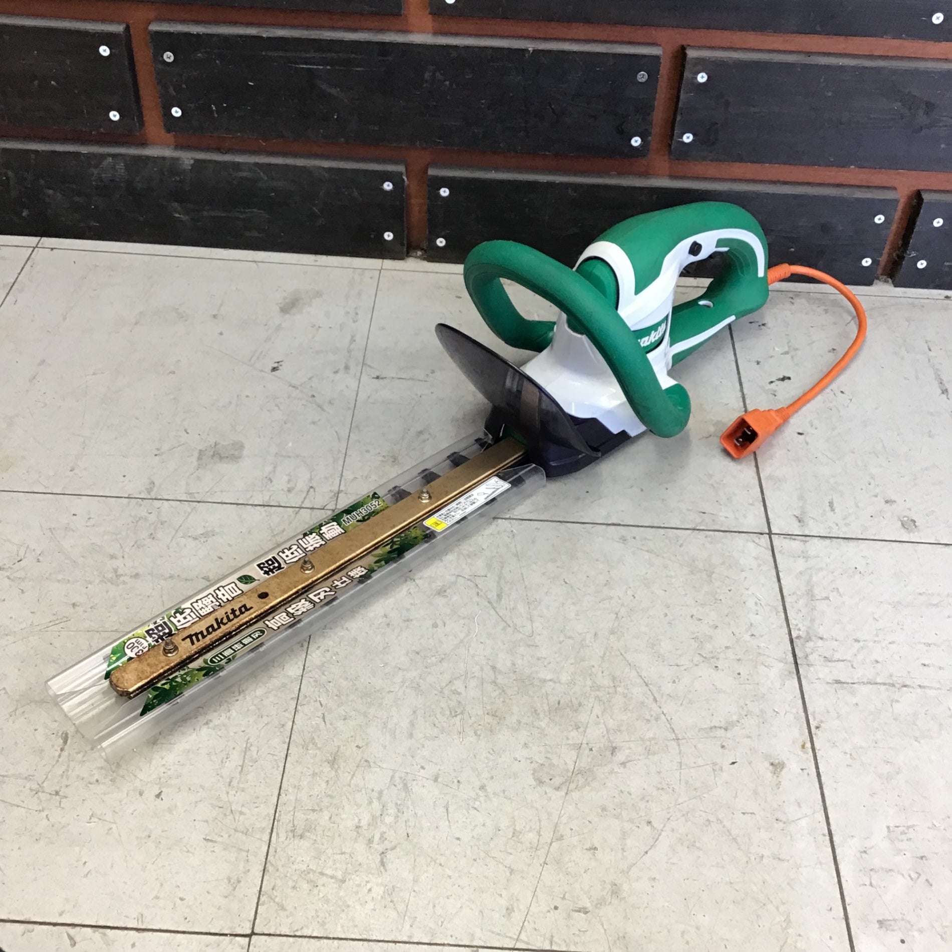現状品】 マキタ/makita 生垣バリカン 刈込幅300mm MUH3052 【鴻巣店