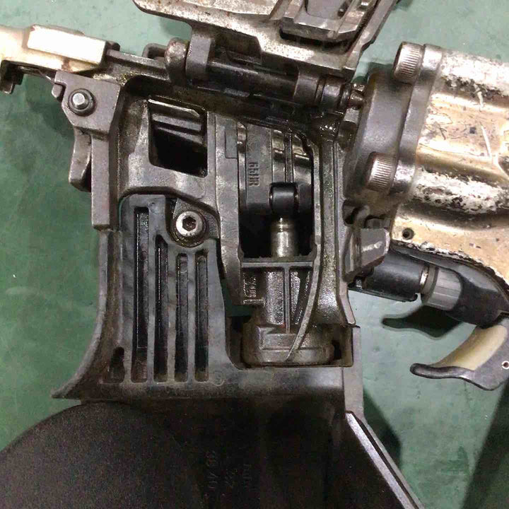 ◇HiKOKI(ハイコーキ) 高圧ロール釘打機 アブソリュートブラック パワー切替機構・エアダスタ付 NV65HR2(SAB)【川口店】