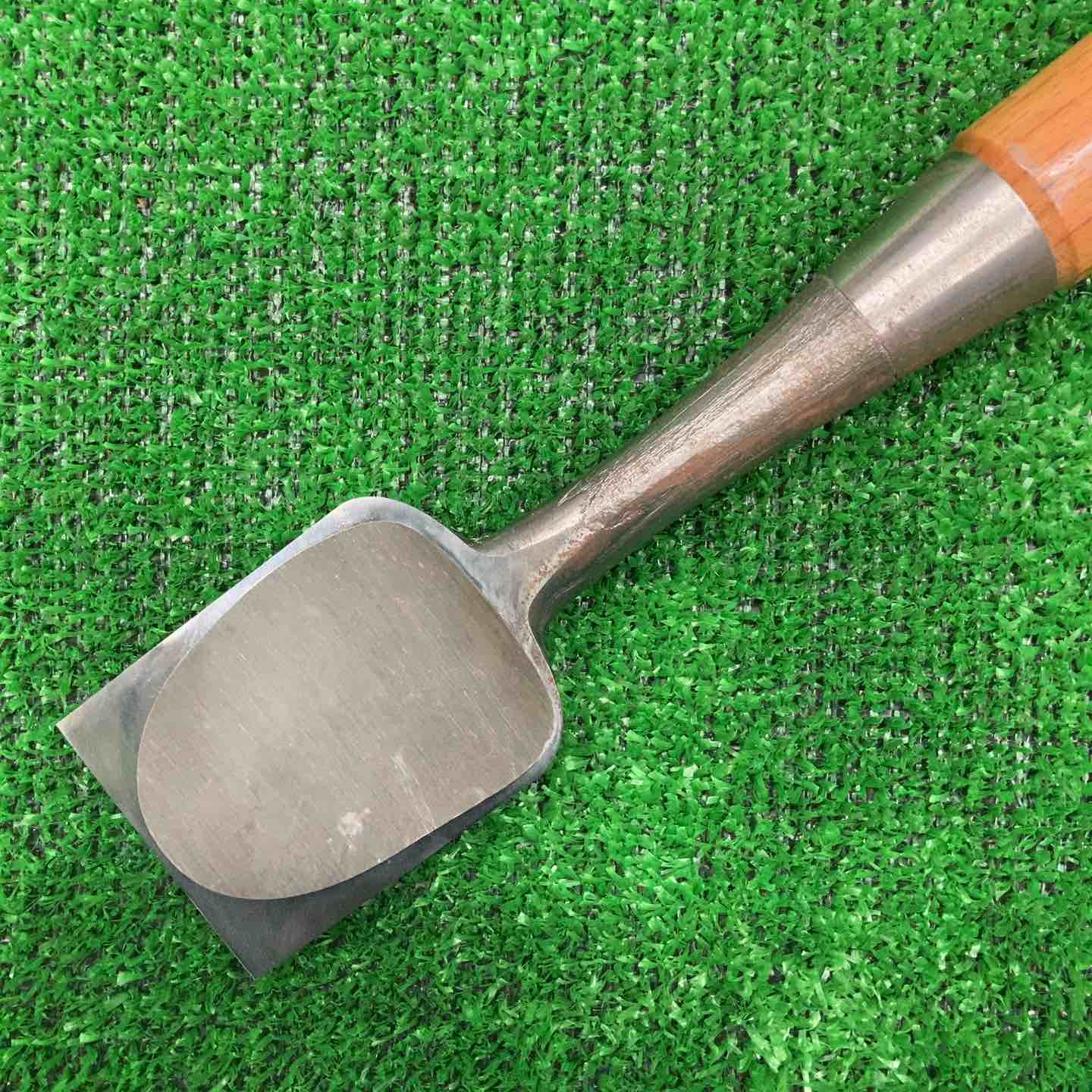 宝龍神 追い入れ鑿 寸六 木目仕上？ 墨流し？ のみ ノミ 和工具【桶川店】 宝龍神 追い入れ鑿 寸六 木目仕上？ 墨流し？ のみ ノミ 和工具【桶川