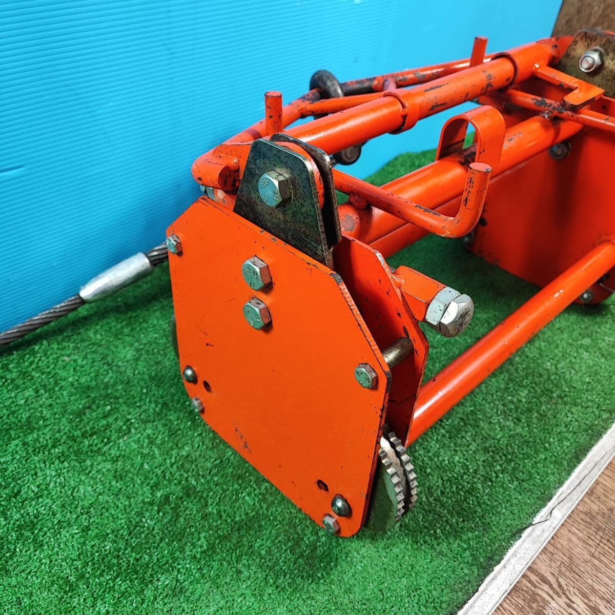 サンキョウトレーディング U字溝吊クランプ 内吊り用 マシンバイス内