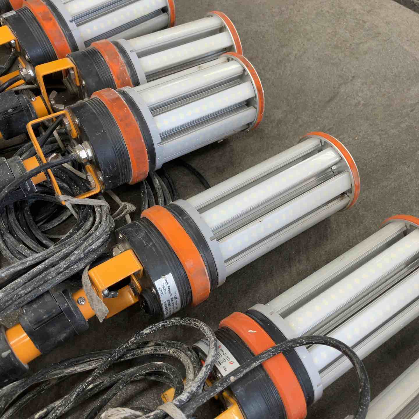 ▽WithProject LED ワークライト 投光器 360度 三脚スタンド式 防水型