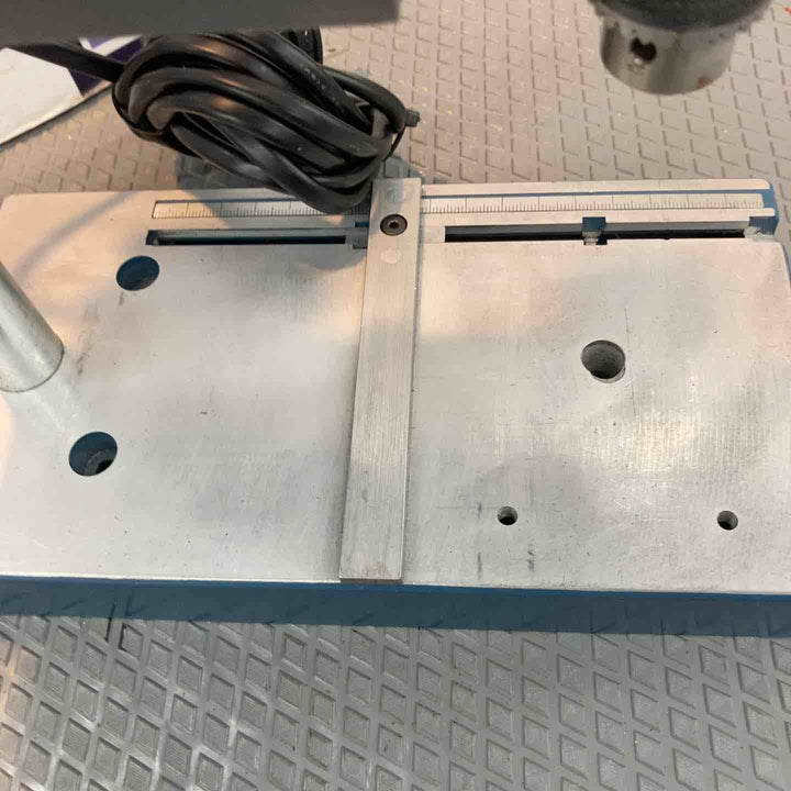 ◇ホーザン(HOZAN) 小型・軽量デスクドリル ベルト掛け換え式3段変速 切削深さ調整ストッパー付(最大30mm)  K-21【所沢店】