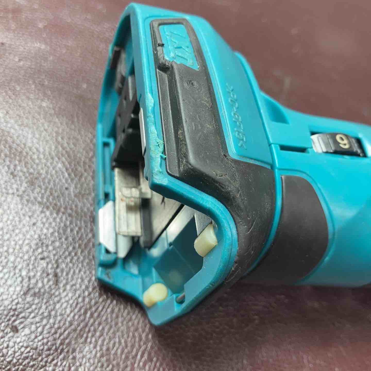 中古品】 マキタ(makita) コードレスマルチツール TM40DZ 14.4V3.0Ah