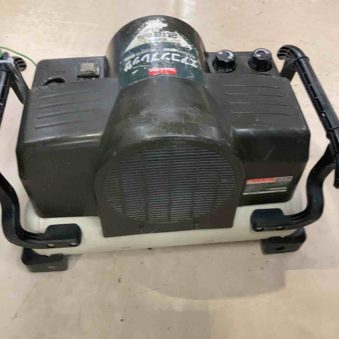 マキタ 常圧コンプレッサー11Lタンク AC2211 中古