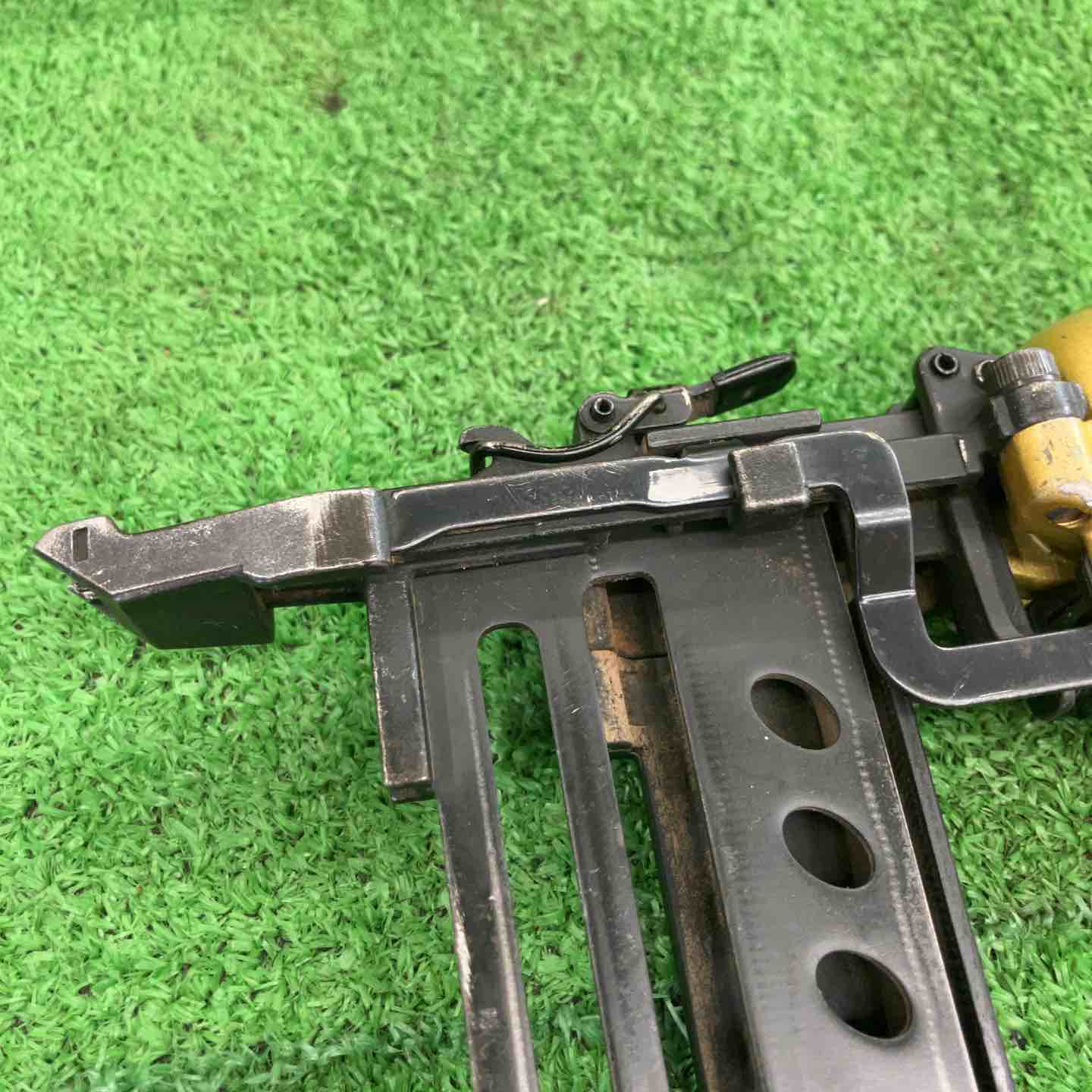ハイコーキ(HIKOKI N5004HMF 高圧フロアタッカ【船橋馬込店】【店頭取引限定】【中古】管理番号：ITX70HRN4VY2 ハイコーキ(HIKOKI ※旧:日立工機) 高圧フロアタッカ N5004HMF【川崎店