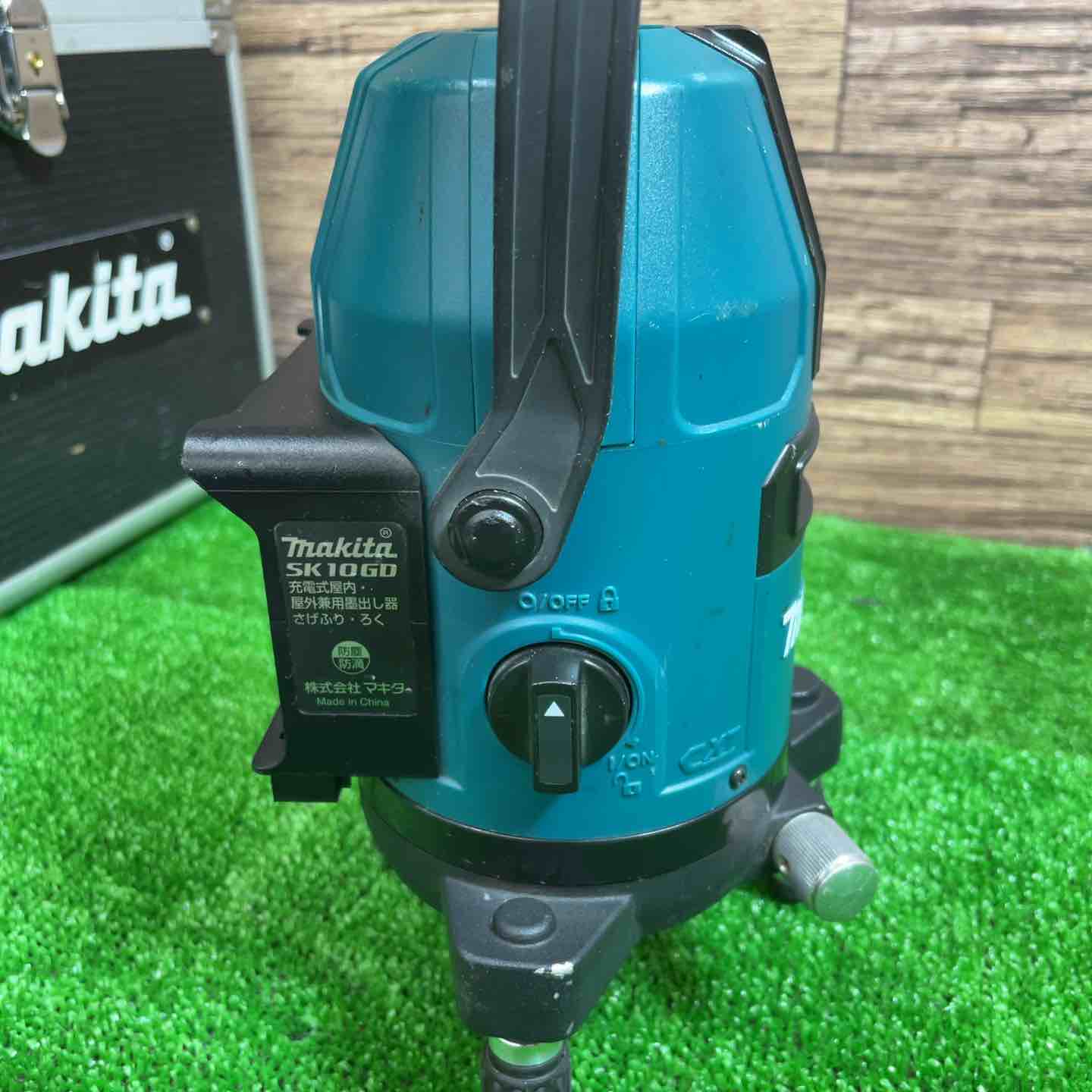 マキタ(makita) 充電式屋内・屋外兼用グリーンレーザー墨出し器 SK10GD【桶川店】 マキタ(makita) 充電式屋内・屋外兼用グリーンレーザー墨出し器 SK10GD