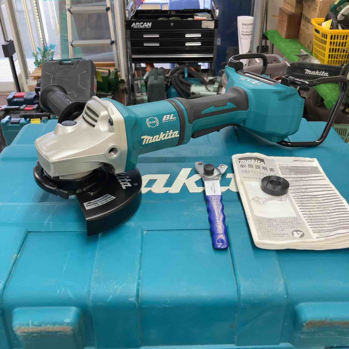 マキタ 9047L ディスクグラインダ 180mm コード式【市川行徳店】【店頭取引限定】【中古】管理番号：ITK241JYMBWY ☆マキタ(makita) 180mmコードレスディスクグラインダ GA700DZ【鴻巣店