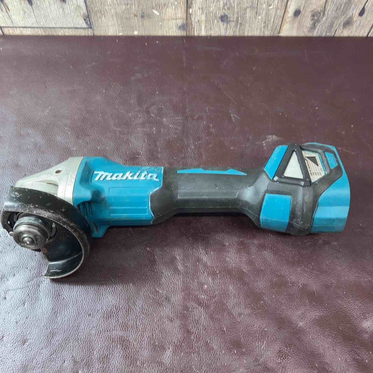 makita マキタ GA412D ディスクグラインダ 中古品 18V 本体のみ 【ハンズクラフト宜野湾店】 マキタ makita 100mm充電式ディスクグラインダ GA412D(Z)の中古 中古C