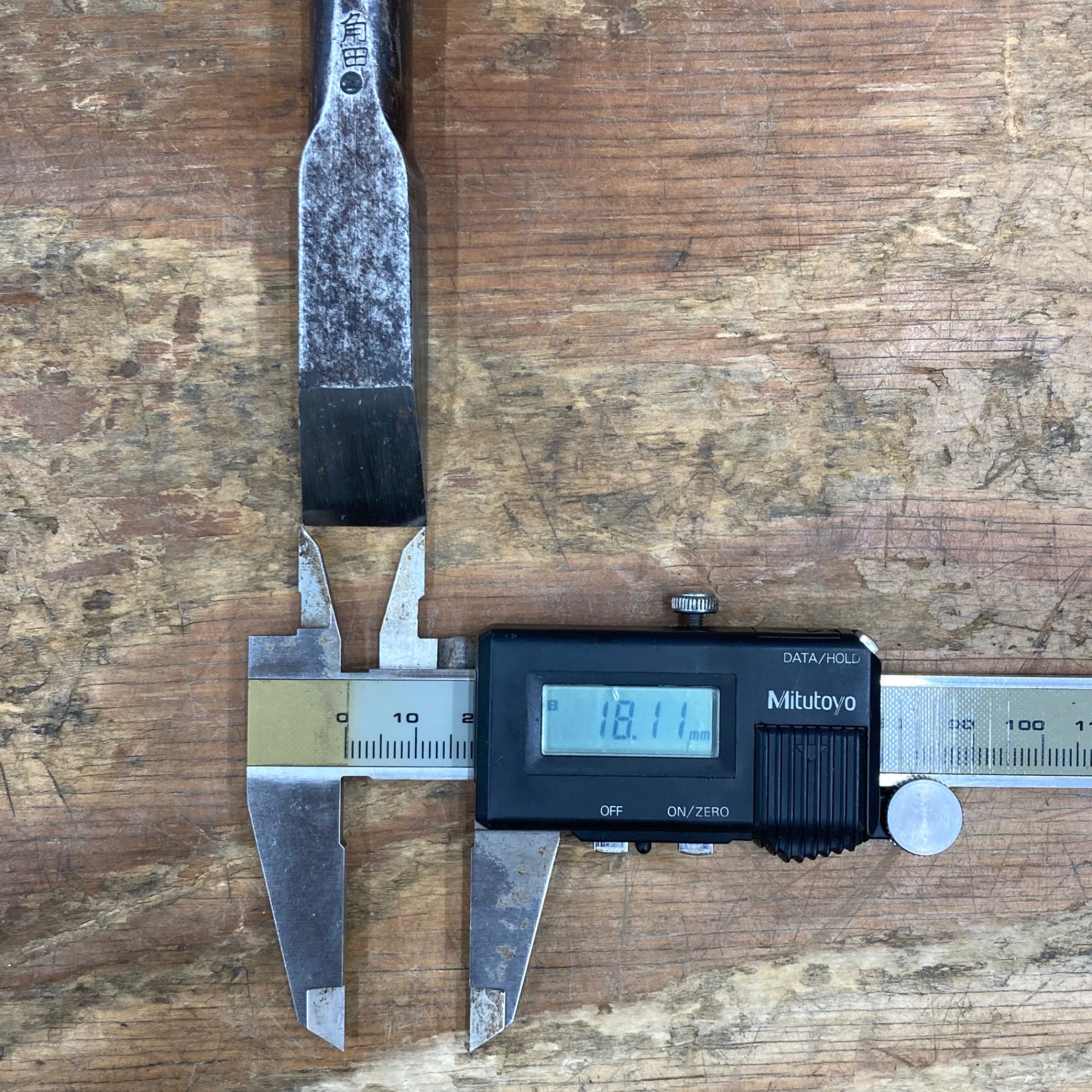 突き鑿 中古品】 銘不明 突き鑿 2本組 「○村」 のみ 和工具 大工道具