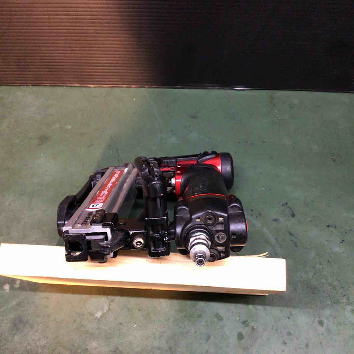 ◇マキタ(makita) 高圧エアタッカ エアダスタ付 10mm 赤 AT1025HB【戸田店】