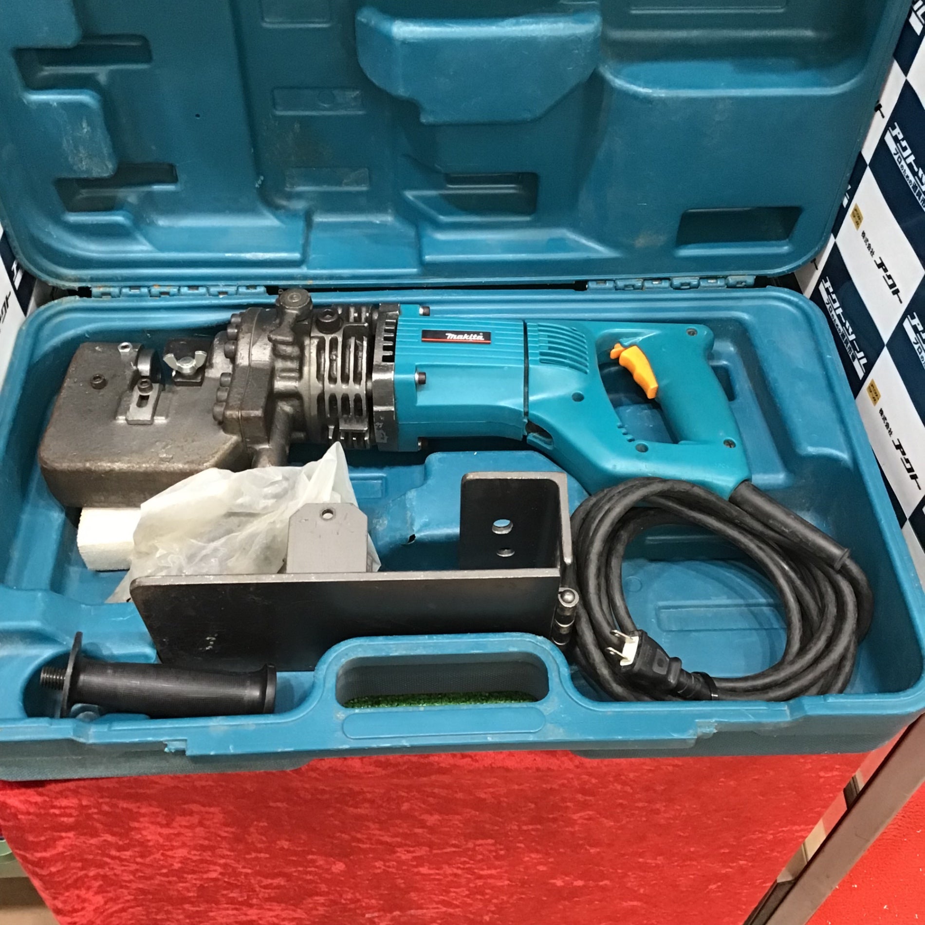 マキタ makita コードレスパンチャー PP200D 本体のみ コマなし【越谷店】 マキタ makita コードレスパンチャー PP200D 本体のみ コマなし