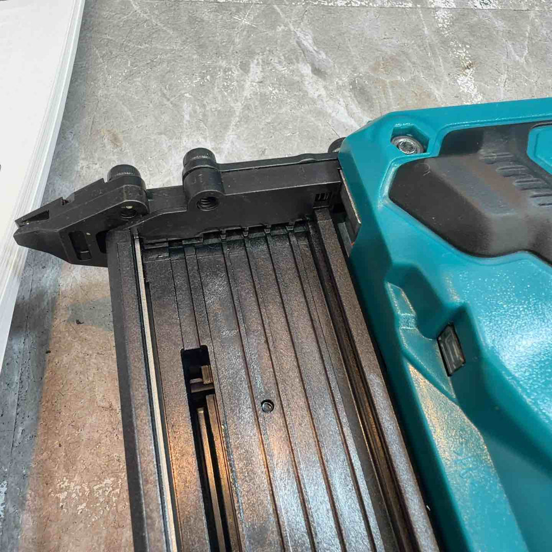 ★マキタ(makita) コードレスフィニッシュネイラ FN350DZK【八潮店】