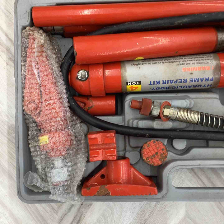 油圧ジャッキ 4t シリンダー 付属品多数 HYDRAULIC BODY-FRAME REPAIR KIT　ケース割れ部分あり　【越谷店】