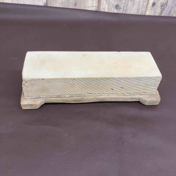 【超希少】 【中古美品】 【群馬沼田】 天然砥石 重量約1.4Kg(台座含む) 長さ約215ｘ幅約70ｘ高さ約42 研ぎ 刃物 大工 【東大和店】