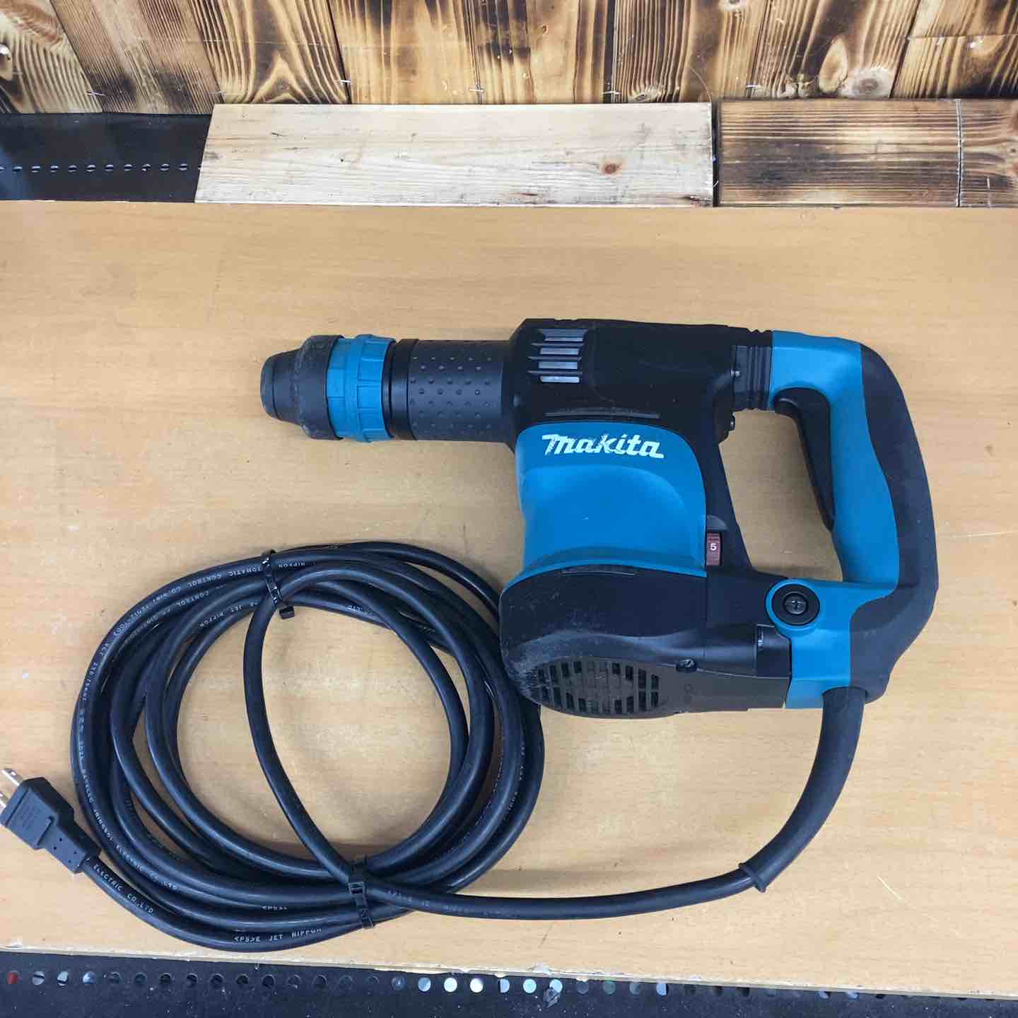 ★マキタ(makita) 電動ケレン スタンダードタイプ HK1820【越谷店】 ☆マキタ(makita) 電動ケレン スタンダードタイプ HK1820【越谷店