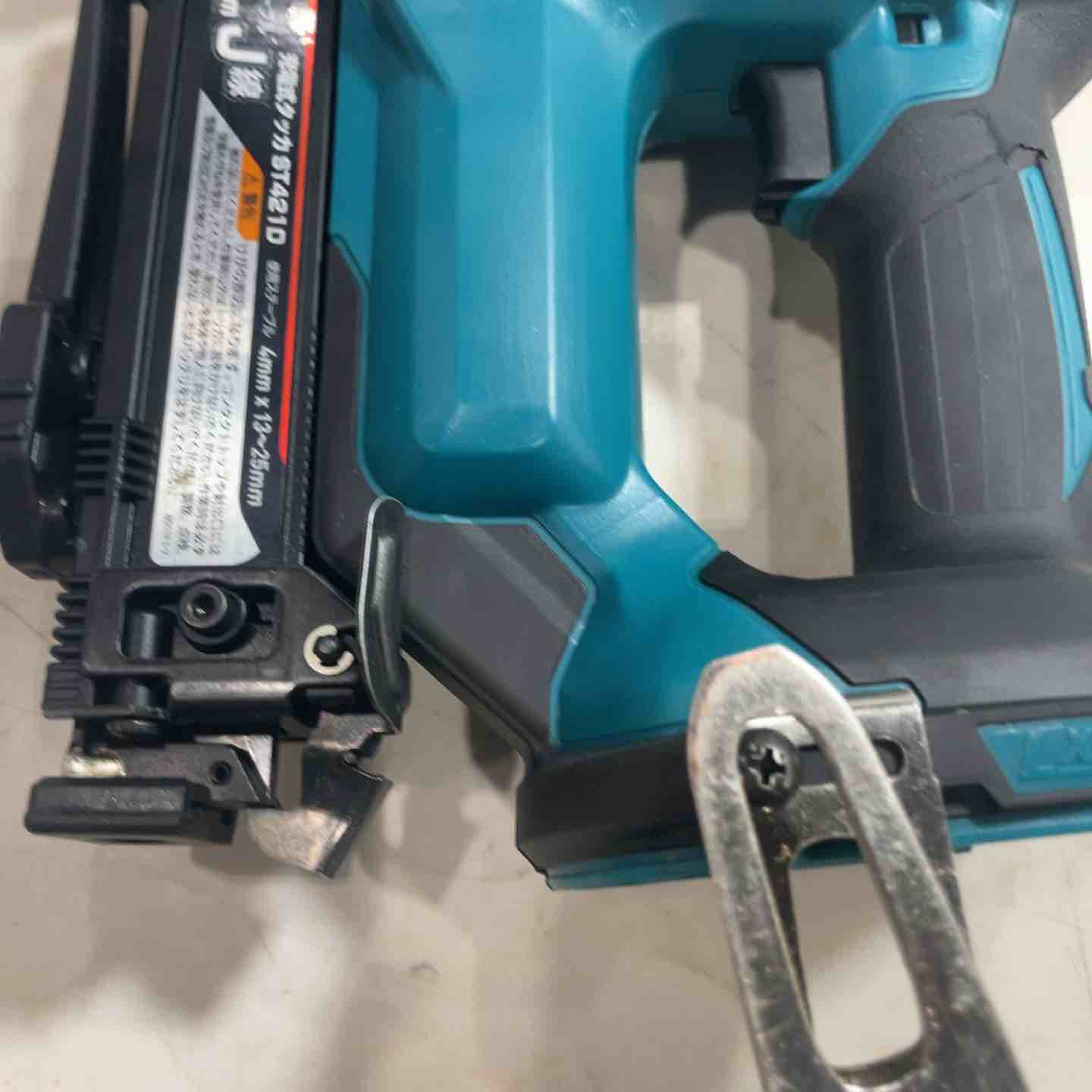 ☆マキタ(makita) コードレスタッカ ST421DRG バッテリー1個、充電器