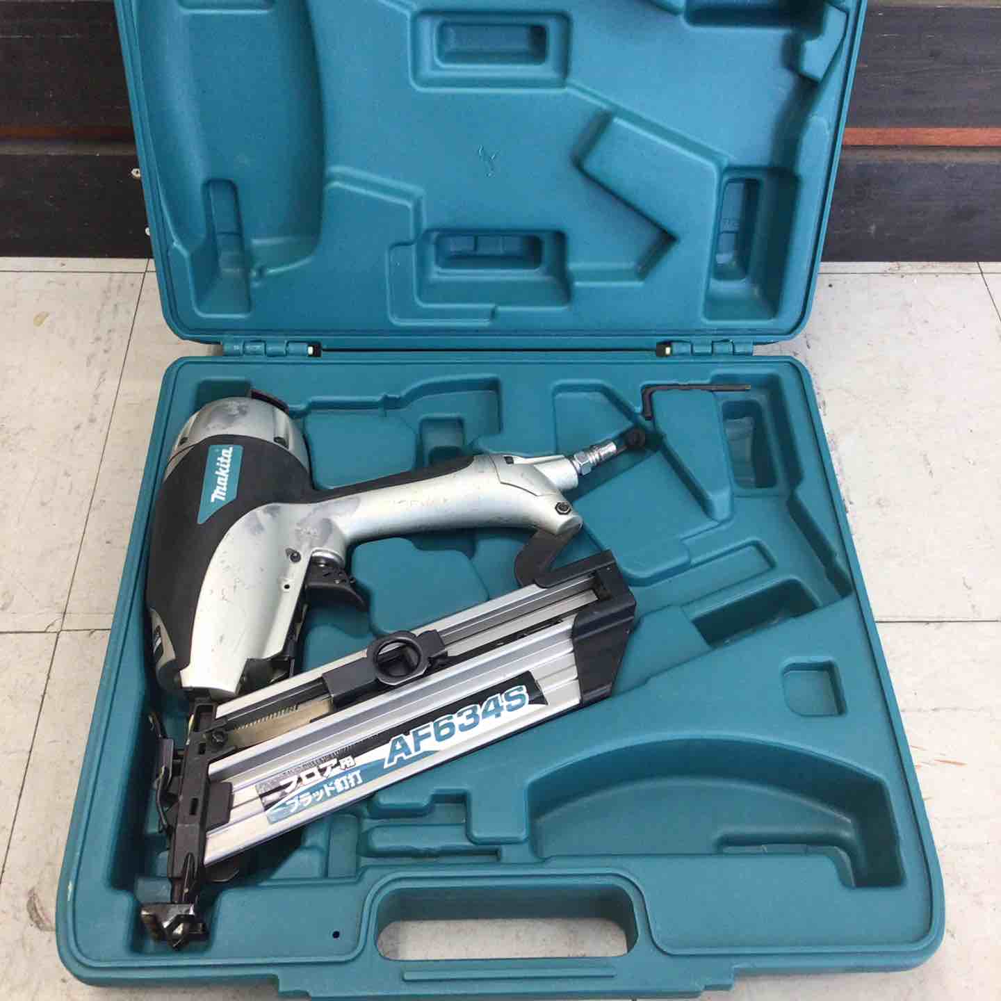 098-190719-n16844 未使用◆makita/マキタ 軽量軽天タッカ AT422CA 使用ステープル 4×10～22mm 連射性能抜群 ピンタッカー マキタ 互換 フィニッシュ ネイラー エアー 針