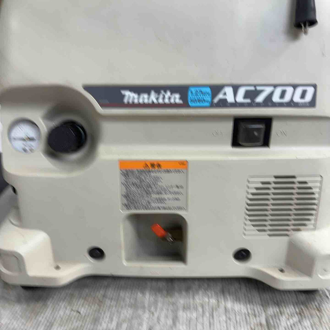 ★マキタ(makita) エアコンプレッサー AC700【草加店】