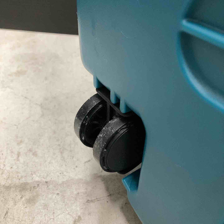 ◇マキタ(makita) 乾式 集じん機 472(P)本体のみ キャスター外層脱落あり、キャスター自体は動きます【戸田店】