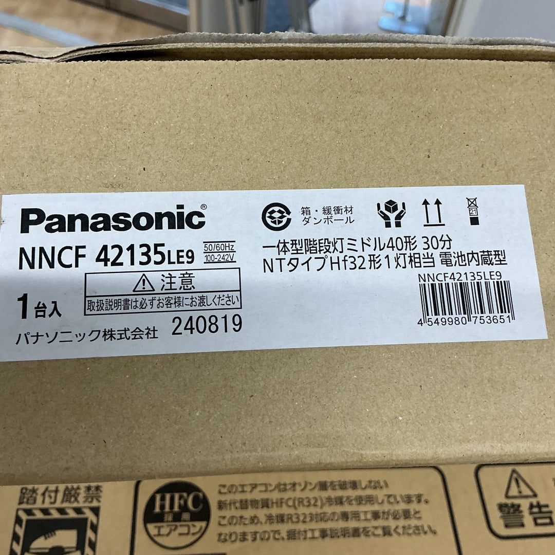 【未使用品】パナソニック(Panasonic) 一体型LED階段灯 NNCF42135LE9 電池内蔵 常時・非常用兼用 ミドルタイプ 幅1420mm×高160mm①【電材館越谷店】