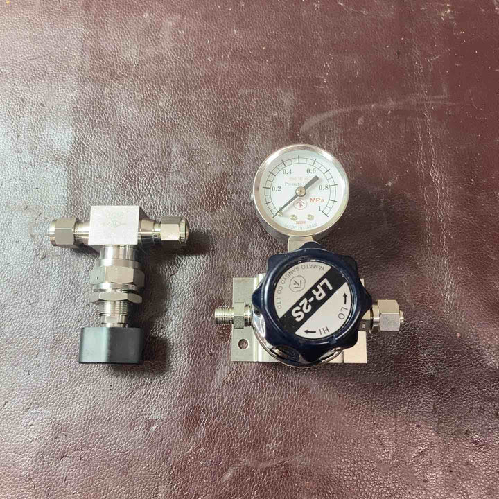 【中古美品】 ヤマト産業(YAMATO)/フジキン(FUJIKIN) 分析機用ライン圧力調整器 LR-2S バルブ 【東大和店】