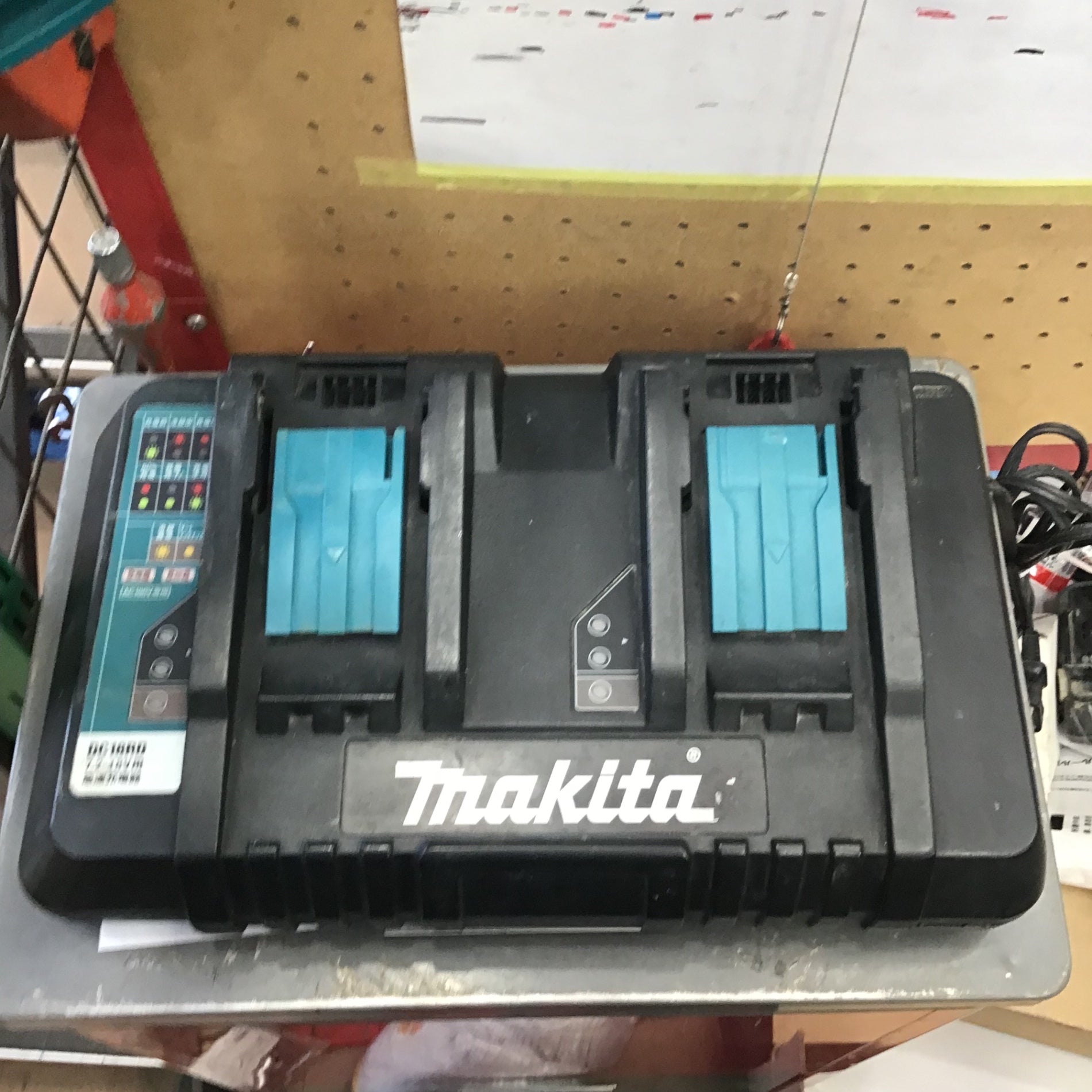 Amazon.co.jp: マキタ 2口充電器DC18SH 18V/14.4V対応 6Ah×2本同時フル充電130分 : DIY・工具・ガーデン