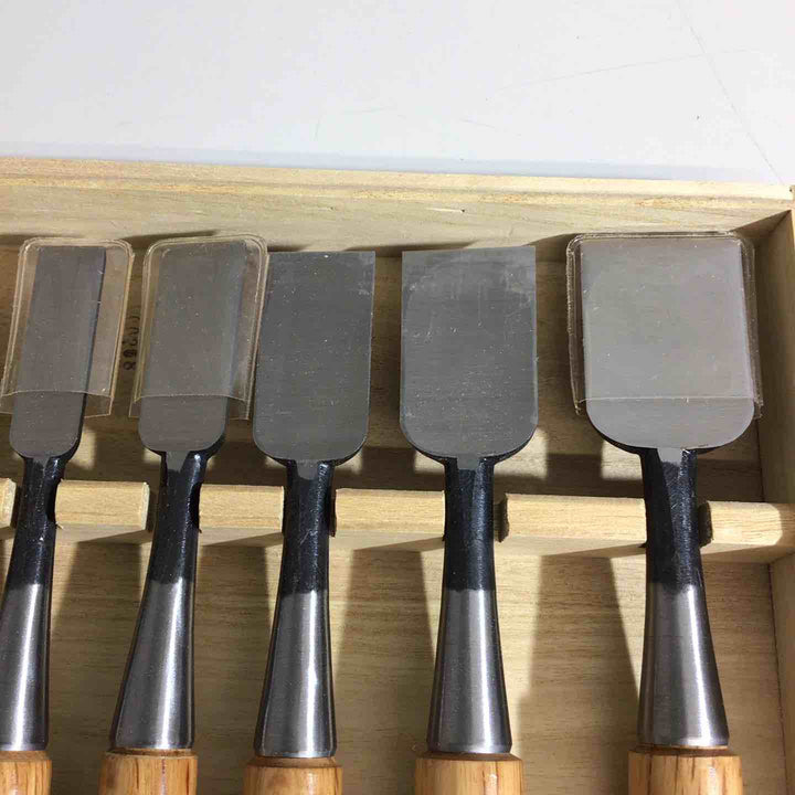 新光弘 追入のみ10本組(ヤスキ鋼)赤樫柄 木箱入▼鑿・鉋・大工道具 他 のみ ノミ【戸田店】