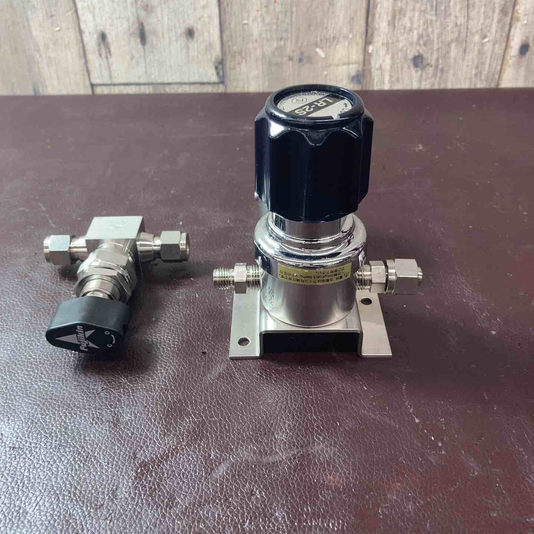 【中古美品】 ヤマト産業(YAMATO)/フジキン(FUJIKIN) 分析機用ライン圧力調整器 LR-2S バルブ 【東大和店】