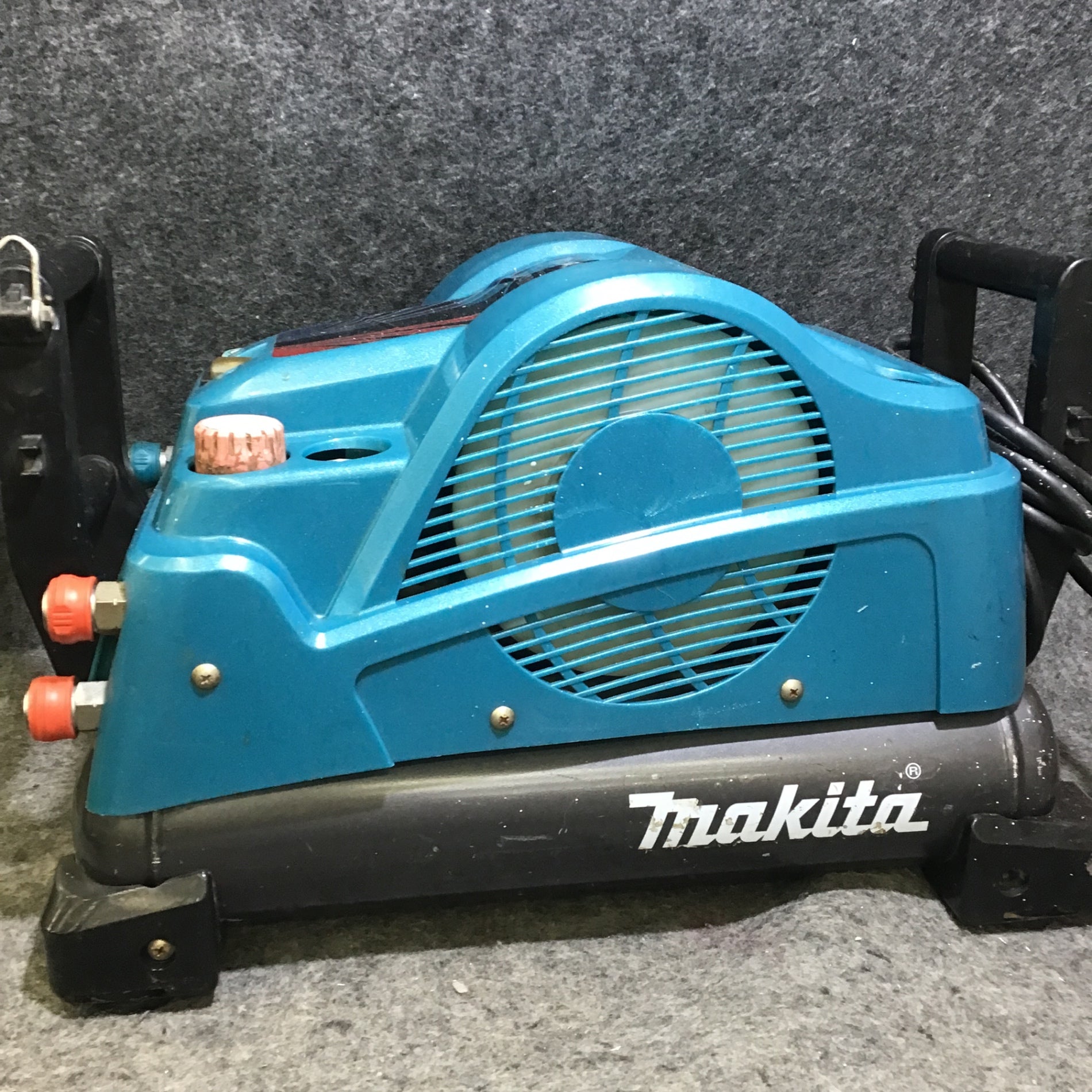 中古品】マキタ(makita) エアコンプレッサー AC400XL ※タンク内圧力計