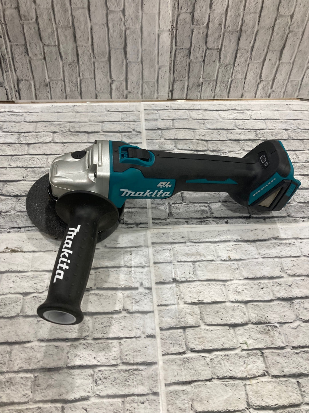 ☆マキタ(makita) 125mmコードレスディスクグラインダ GA504DZN (GA504DN)　研削砥石寸法(mm)125 内径	22 回転数(min-1)[回転/分]8500【川口店】