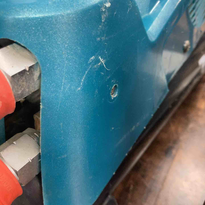 ★マキタ(makita) エアコンプレッサー AC400X エア充填時間約3分16秒、カバーの一部破損・ネジ欠品あり【戸田店】