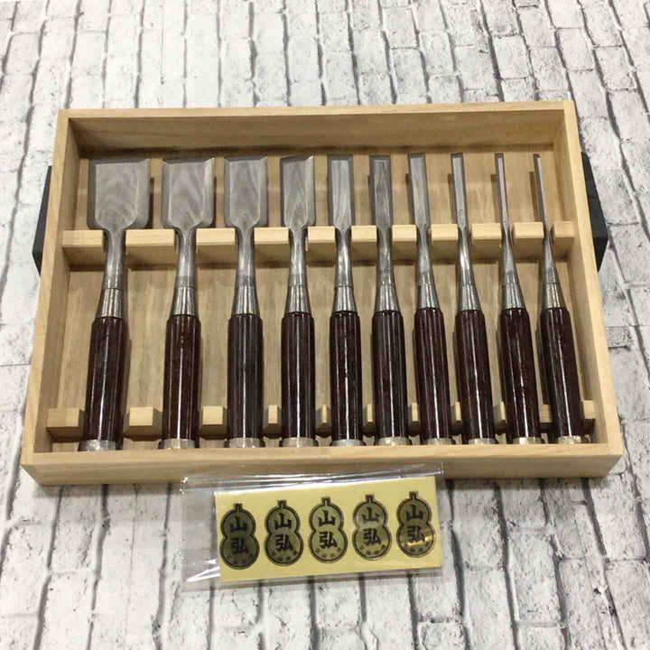 山弘作 奴鑿 10本組 木目仕上げ 朱丹柄 桐箱付属 【川口店】