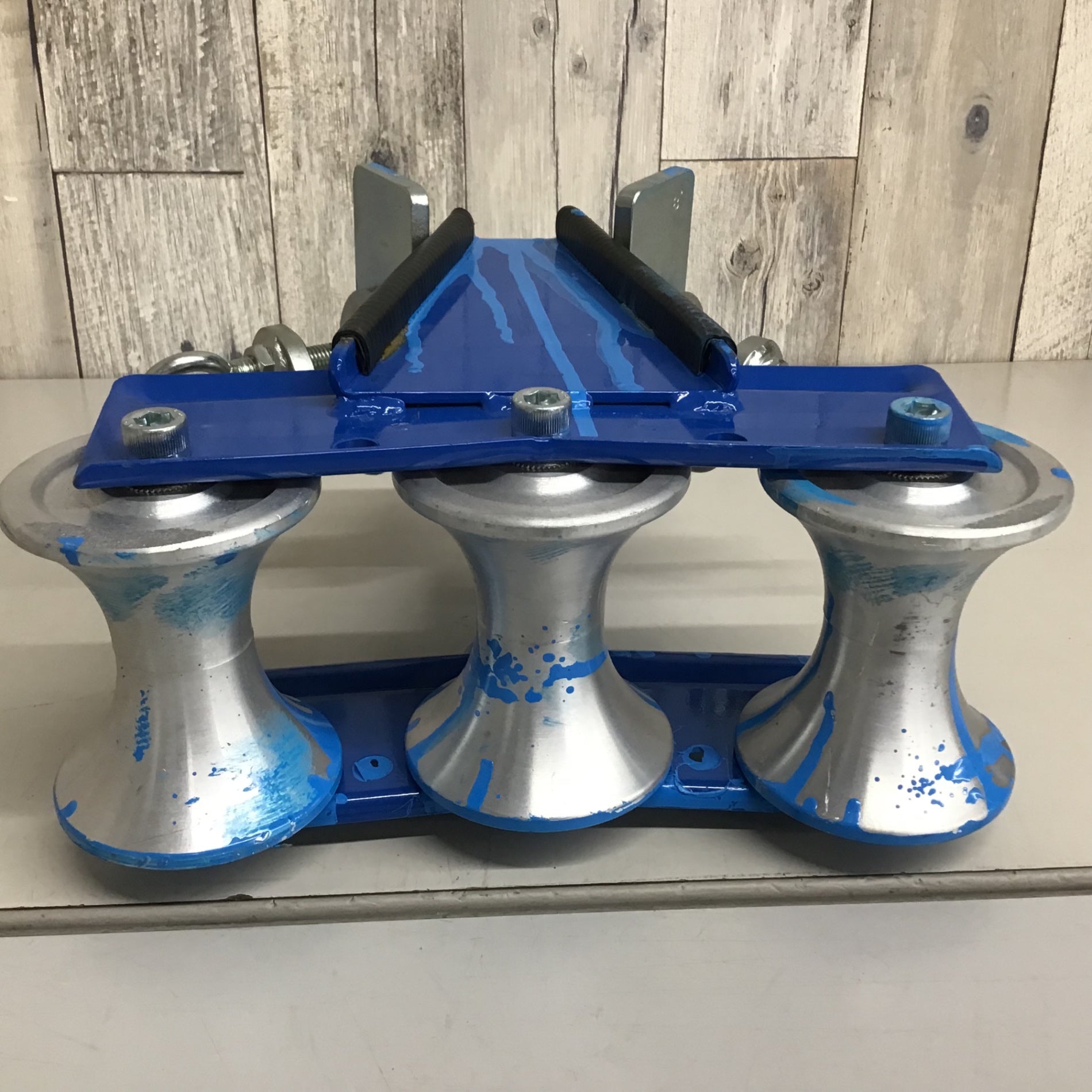 中古品】ダイワ製作所 ケーブルラック用 3連ローラー バイス付 ①