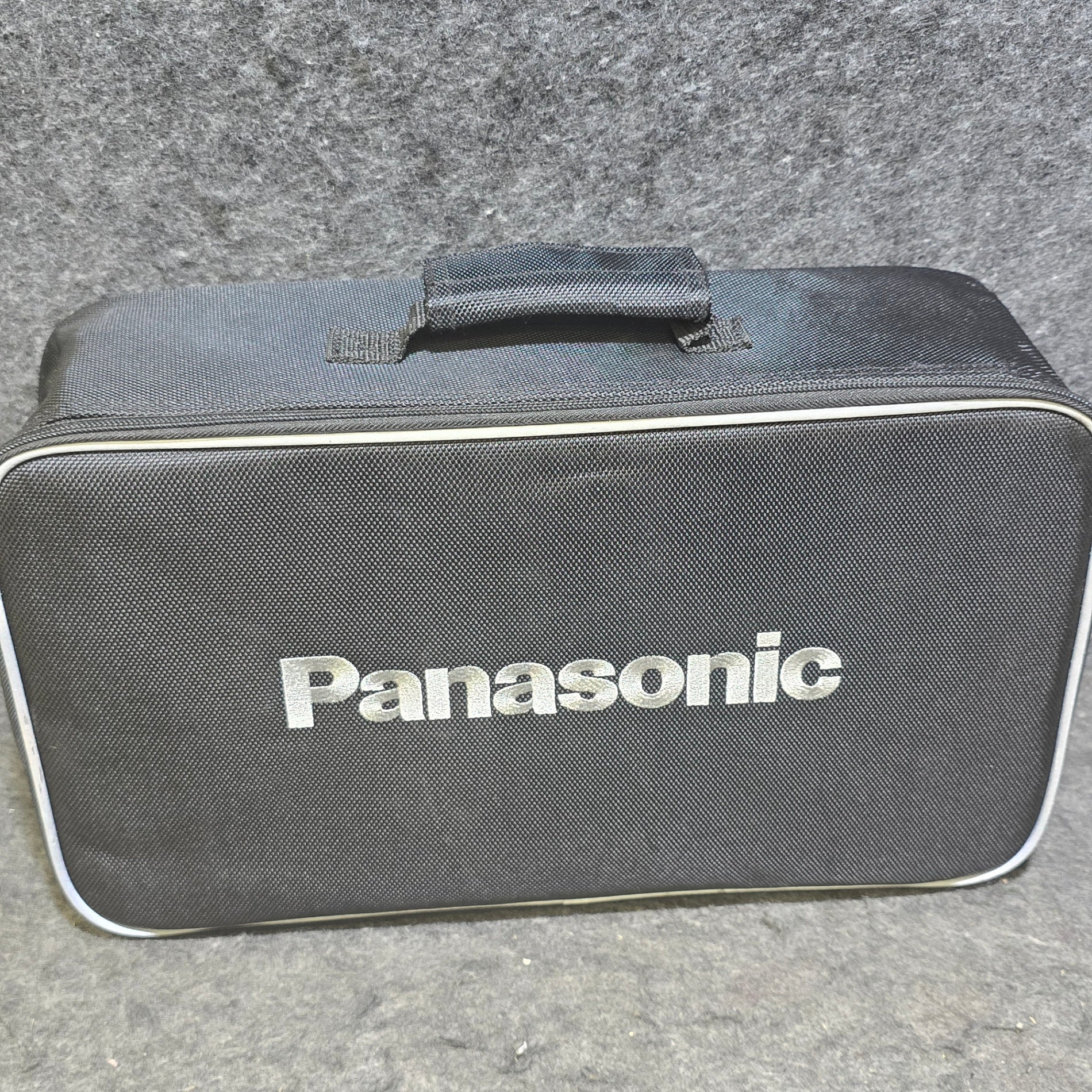 中古品・18V 5.0Ahバッテリ1個、充電器、ケース付き 中古品・18V 5.0Ahバッテリ1個、充電器、ケース付き