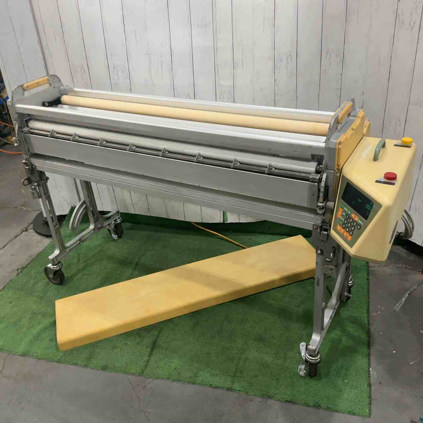 【引取限定】ヤヨイ TSリザーブ 自動糊付け機 クロス 糊付け※通電確認のみ ※実動作未確認【ハンズクラフト宮崎新名爪店】【中古】 1円スタート！) ヤヨイ化学 自動壁紙糊付機 糊付け機 TSリザーブ 壁紙
