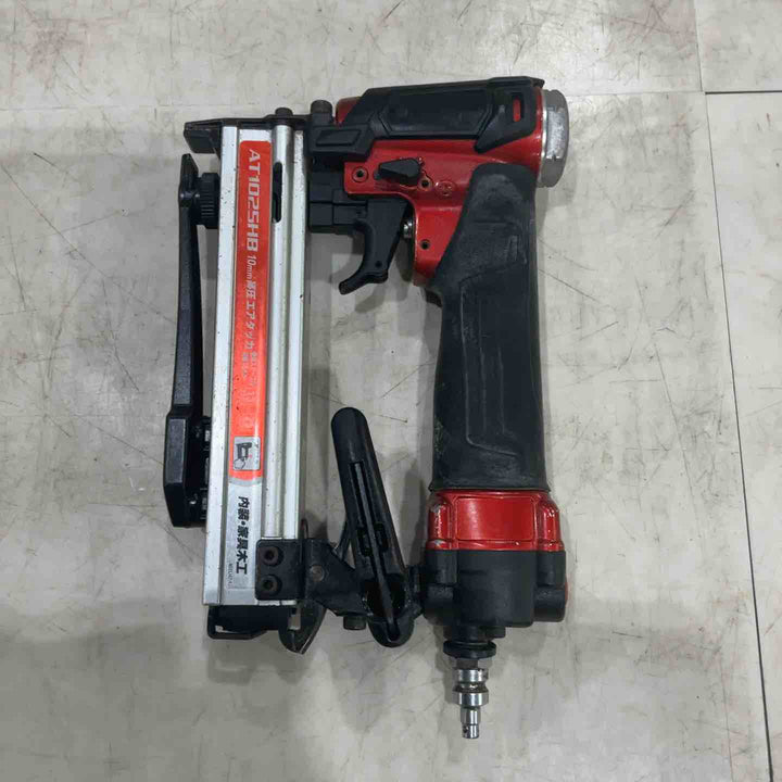 ◇マキタ(makita) 高圧エアタッカ エアダスタ付 10mm 赤 AT1025HB【川口店】