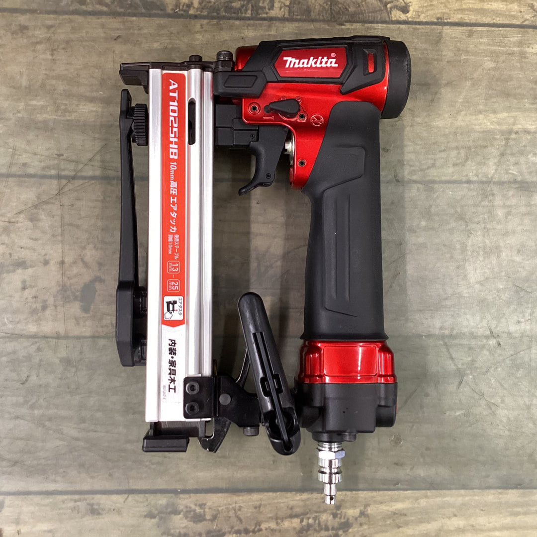マキタ(makita) 高圧エアタッカ エアダスタ付 10mm 赤 AT1025HB 【東大和店】