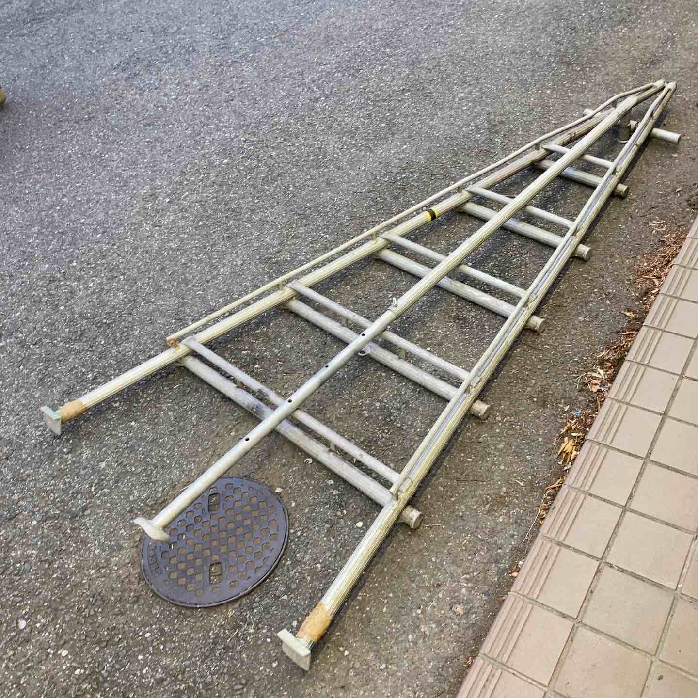 メーカー・型番不明 三脚脚立　12尺【野田愛宕店】【店頭取引限定】【中古】管理番号：ITO1GOZYWD9U メーカー・型番不明 三脚脚立 12尺【野田愛宕店】【店頭取引限定