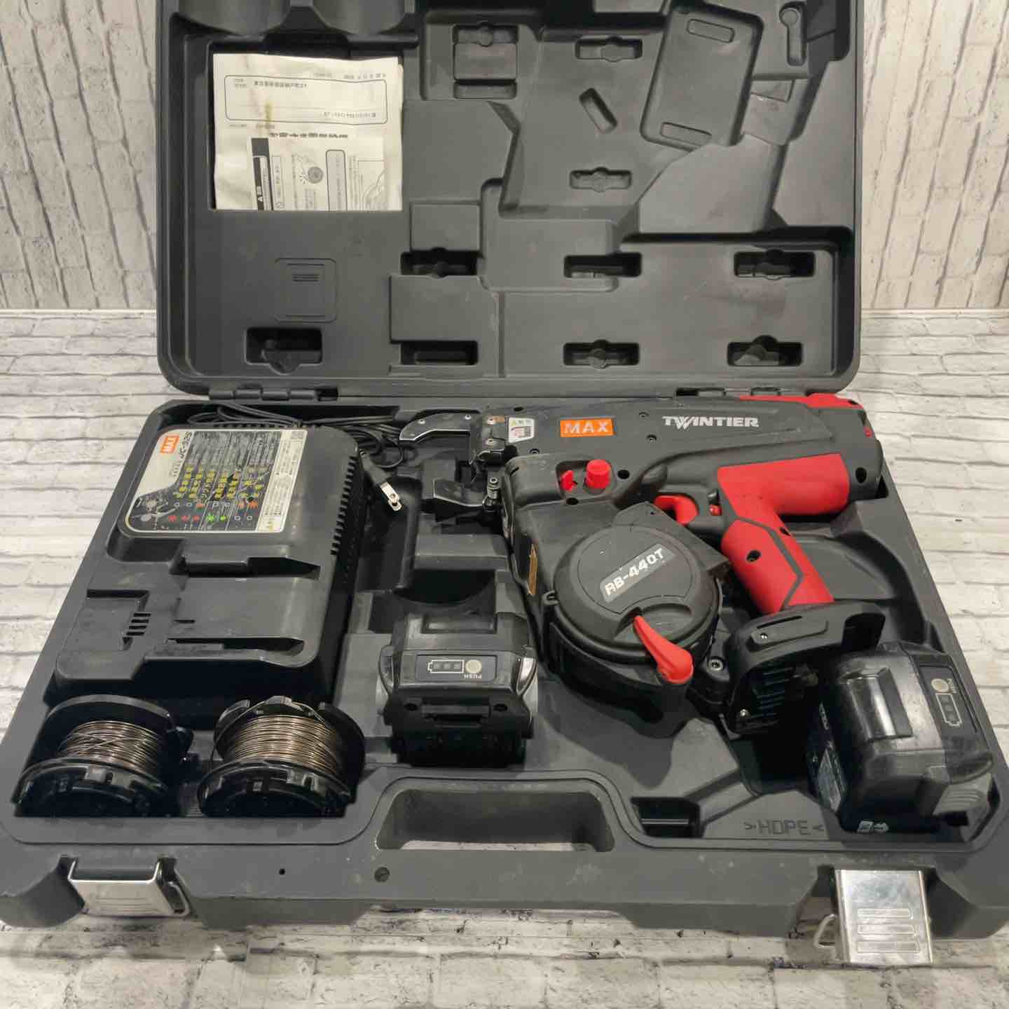 ＊＊MAX マックス 鉄筋結束機 リバータイヤ  (バッテリ2個・充電器・ケース付） RB-399-B2C ブラック×レッド 鉄筋結束機(ツインタイア、リバータイア)の製品ラインアップ一覧